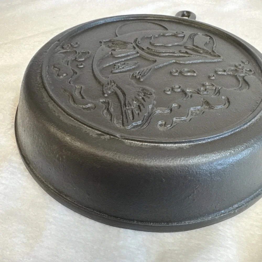 Lodge Cast Iron 10 inch Skillet Largemouth Bass Wildlife Series Fishing‎ Pan USA